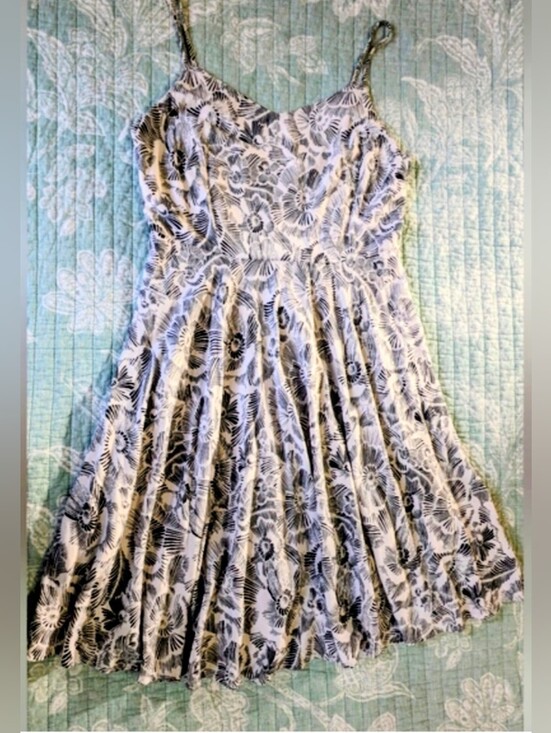 Old Navy Dresses & Skirts - Old Navy Black and White Floral Dress. Size M